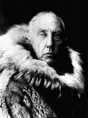 800px-Amundsen_in_fur_skins